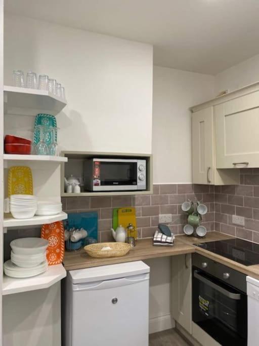 Location, Location - Modern 2 Bed Apt In 킬라니 외부 사진